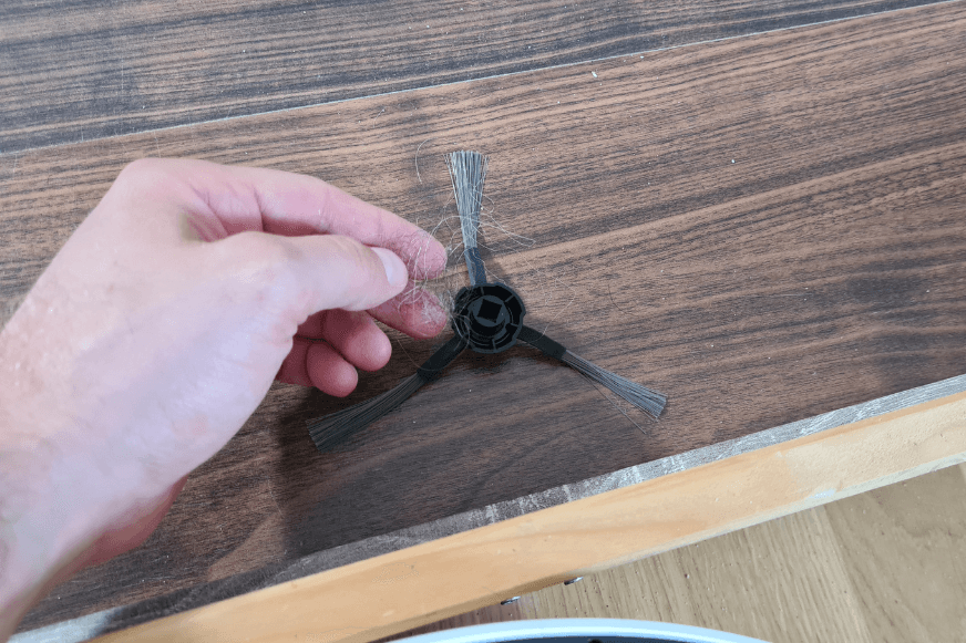 Волосы удаляются с боковой щетки Dreame L20 Ultra.